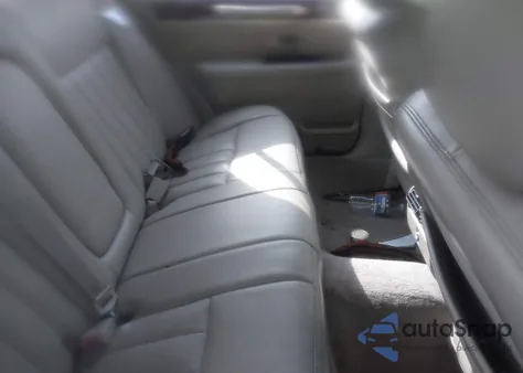 2003 Lincoln Town Car Executive z USA, uszkodzony, nr VIN 1LNHM81W23Y634095